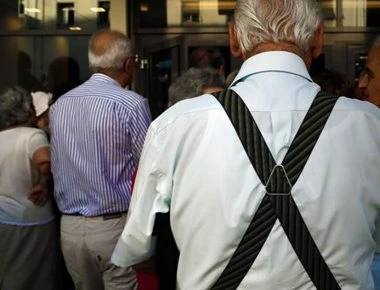 Τραγική η κατάσταση στις συντάξεις: 240.000 εκκρεμούν ενώ οι δικαιούχοι περιμένουν ως και 5 χρόνια για την έκδοσή τους!